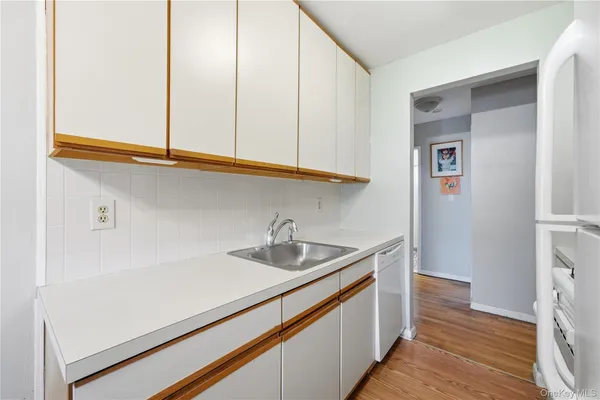 $259,900 | 297 Merrick Road, Unit D 1, Amityville, NY 11701