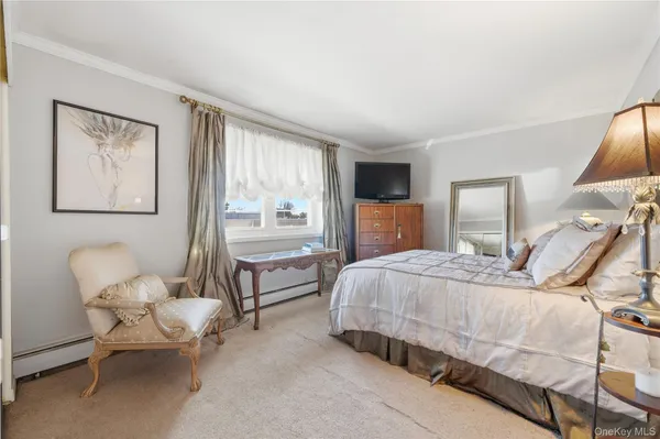 $259,900 | 297 Merrick Road, Unit D 1, Amityville, NY 11701