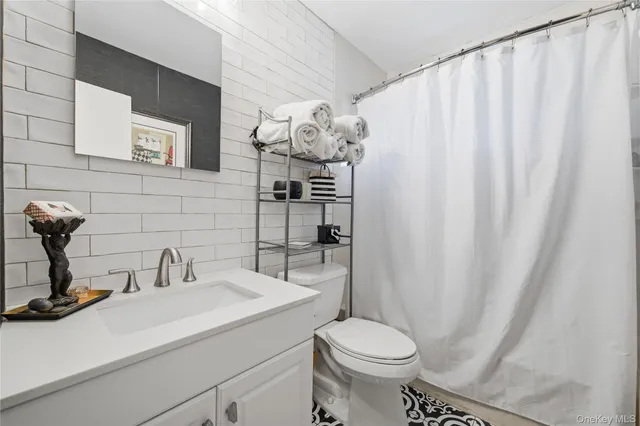 $265,000 | 297 Merrick Road, Unit D 1, Amityville, NY 11701