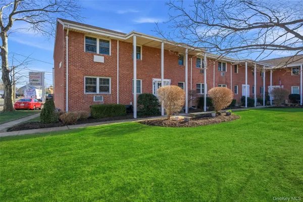 $259,900 | 297 Merrick Road, Unit D 1, Amityville, NY 11701