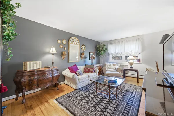 $259,900 | 297 Merrick Road, Unit D 1, Amityville, NY 11701