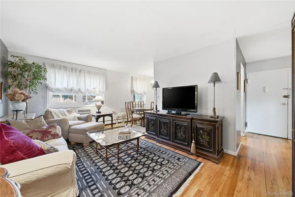 $259,900 | 297 Merrick Road, Unit D 1, Amityville, NY 11701