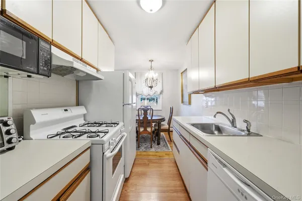 $259,900 | 297 Merrick Road, Unit D 1, Amityville, NY 11701