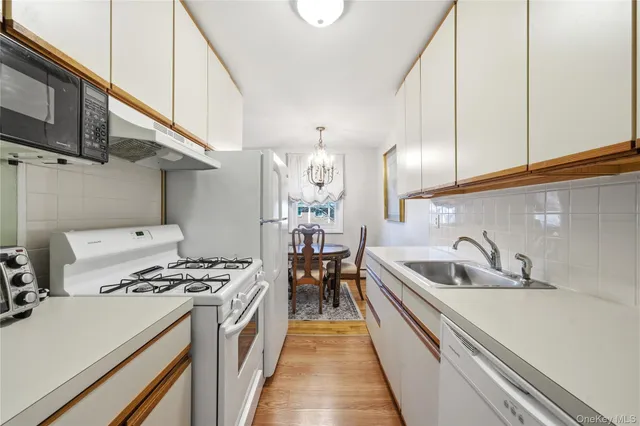 $265,000 | 297 Merrick Road, Unit D 1, Amityville, NY 11701