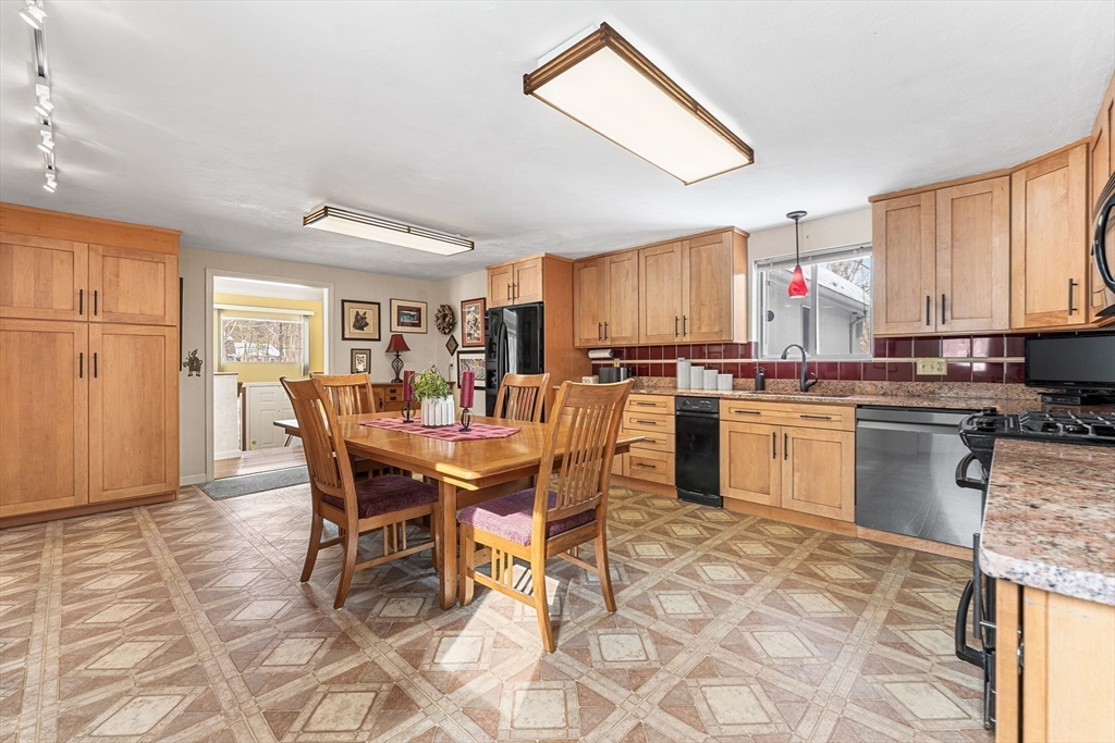 28 Johnson Road Sutton, MA 01590 - Photo 8 of 25