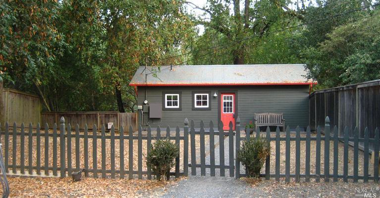 Cozy cottage under 500 sq. ft. on a quiet dead-end lane in the beautiful Chalk Hill area of Alexander Valley.  Perfect setting for an artist studio/workshop with a separate barn/workshop of approx. 1700 sq. ft.  Meditate, contemplate, innovate at the cottage, then create and construct in the large detached studio/workshop.