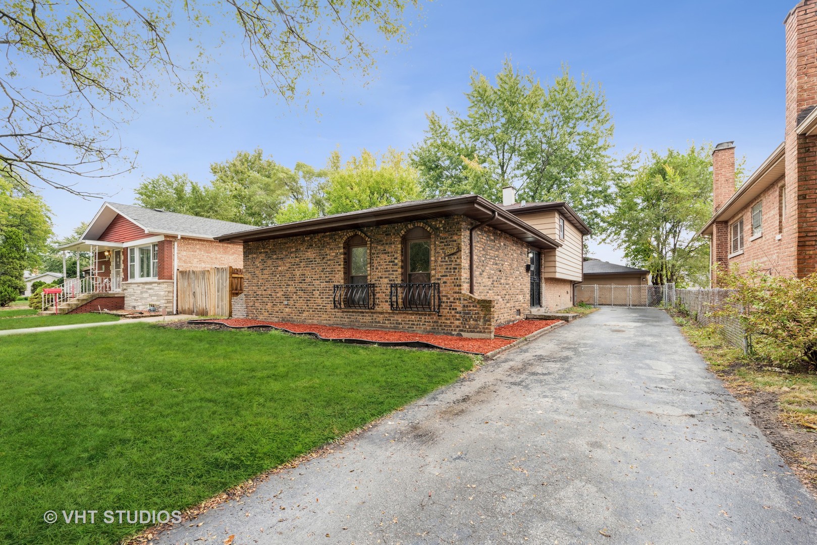 a view of a house with backyard and garden