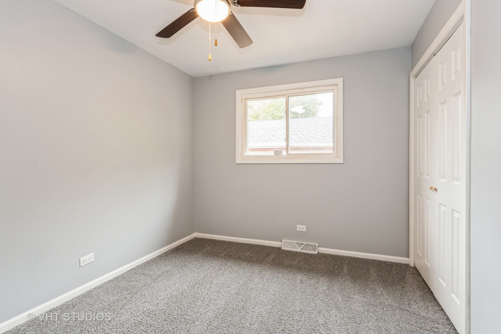 15117 Madison Avenue Dolton, IL 60419 - Photo 5 of 14 an empty room with a window