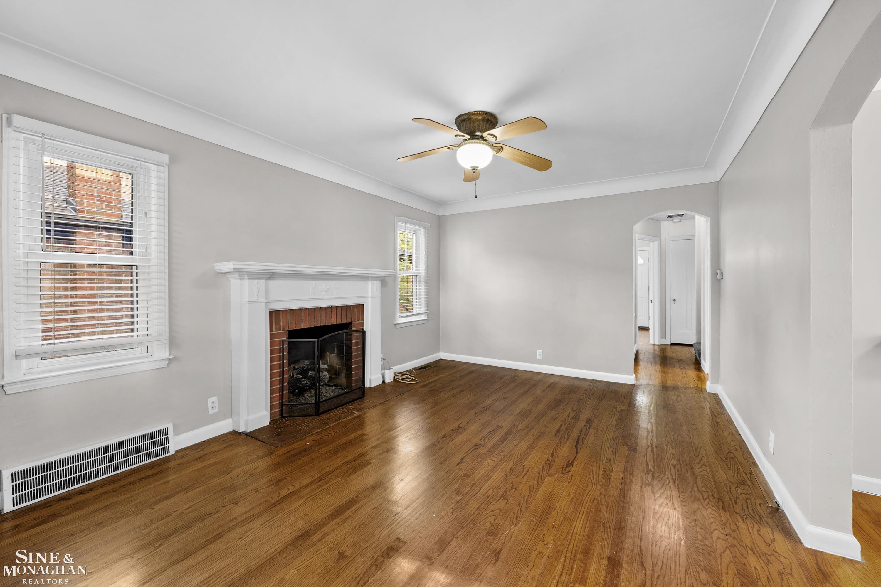 2134 Hawthorne Road Grosse Pointe, MI 48236 - Photo 4 of 49 50187927-90401f0a-e061-407e-bf16-a976787d2d52.JPG