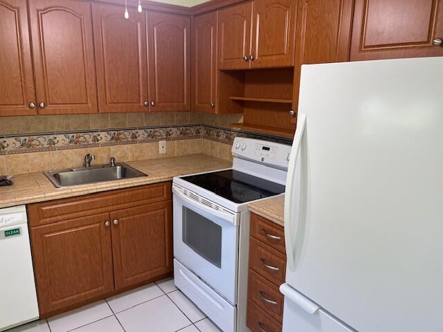 137 Brighton D, Unit 137 Boca Raton, FL 33434 - Photo 3 of 17 KItchen