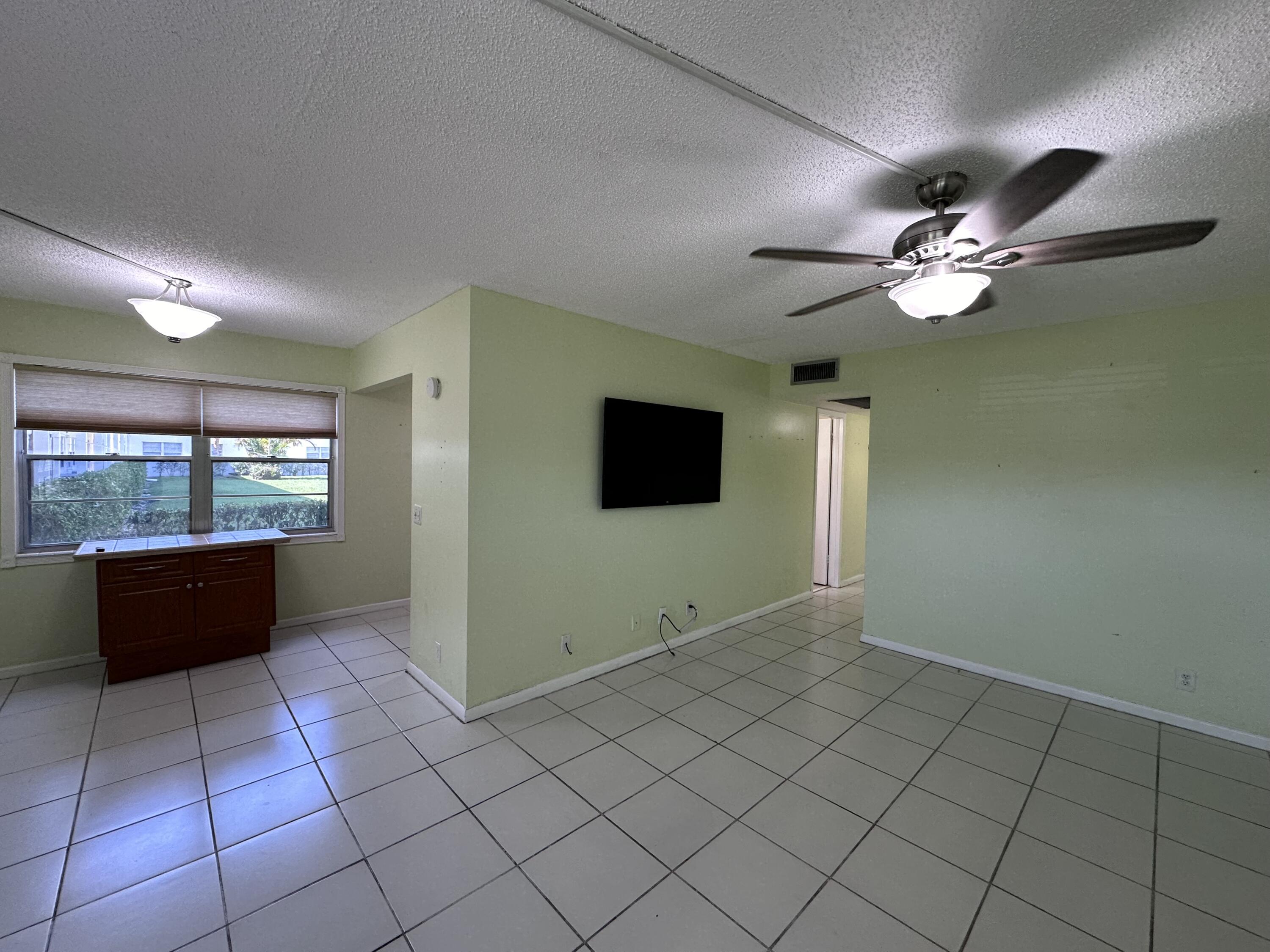 137 Brighton D, Unit 137 Boca Raton, FL 33434 - Photo 4 of 17 Dining Area/Living Room