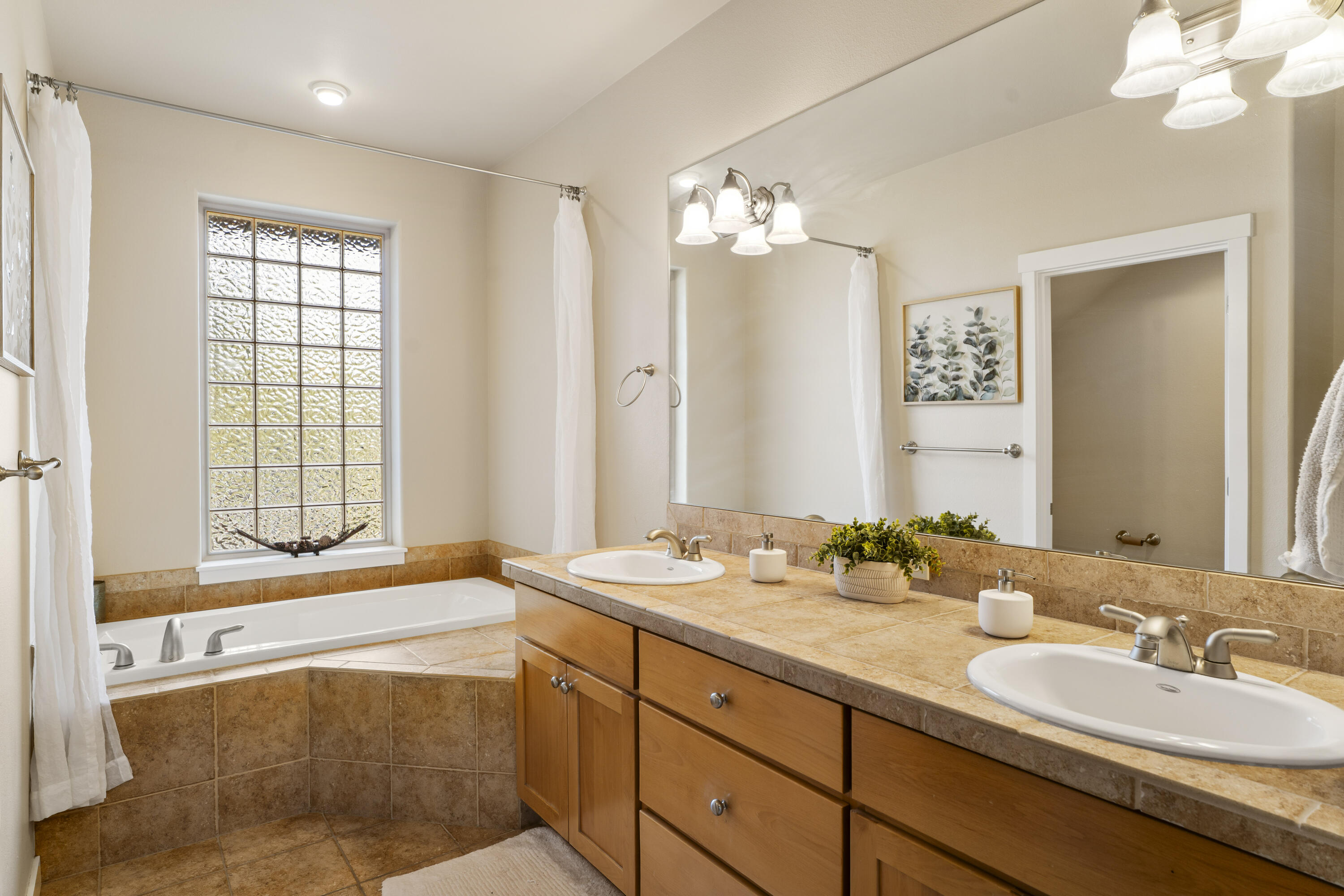 11170 Village Loop Redmond, OR 97756 - Photo 15 of 40 25-Bathroom