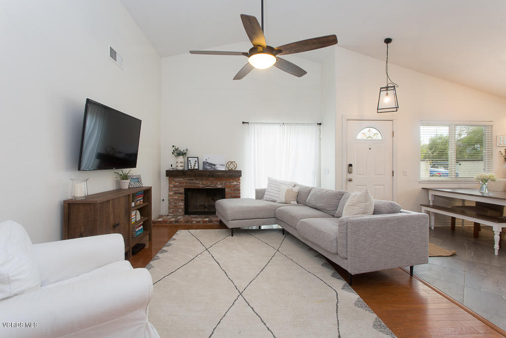 13125 East Millerton Road Moorpark, CA 93021 - Photo 4 of 25 13125 E Millerton Rd. - HsH Prod-20