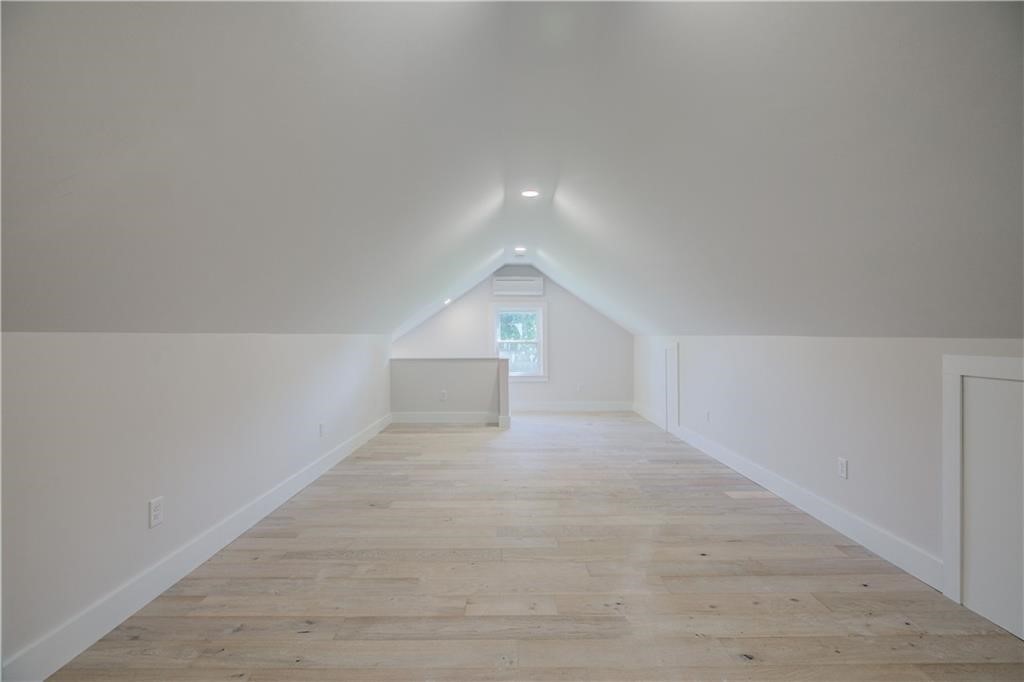 556 East Main Road Middletown, RI 02842 - Photo 11 of 19