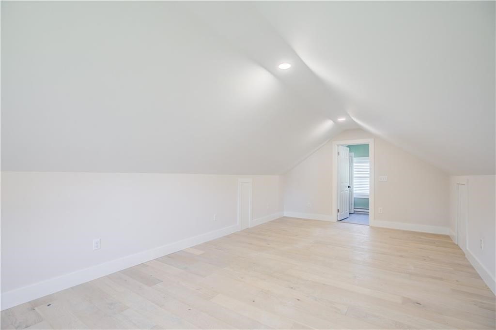 556 East Main Road Middletown, RI 02842 - Photo 12 of 19