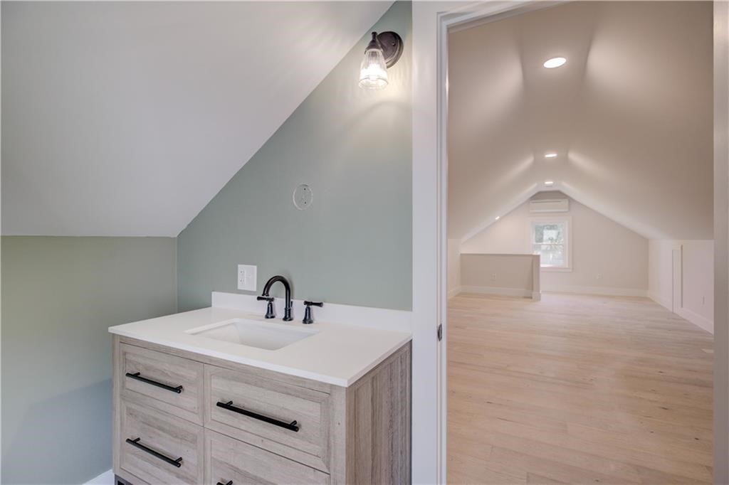 556 East Main Road Middletown, RI 02842 - Photo 14 of 19