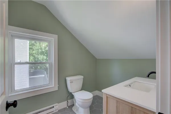 $2,500 | 556 East Main Road, Middletown, RI 02842