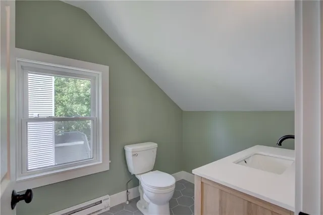 $2,500 | 556 East Main Road, Middletown, RI 02842