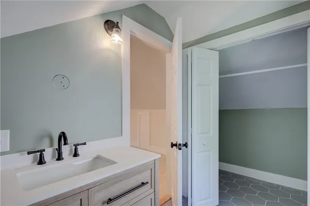 $2,500 | 556 East Main Road, Middletown, RI 02842