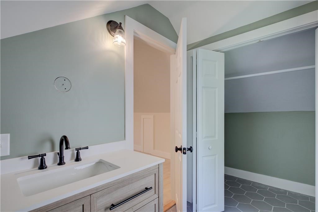 556 East Main Road Middletown, RI 02842 - Photo 16 of 19