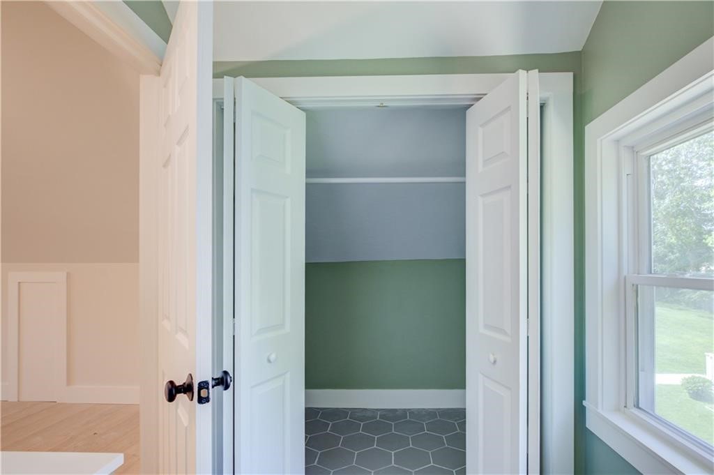 556 East Main Road Middletown, RI 02842 - Photo 17 of 19