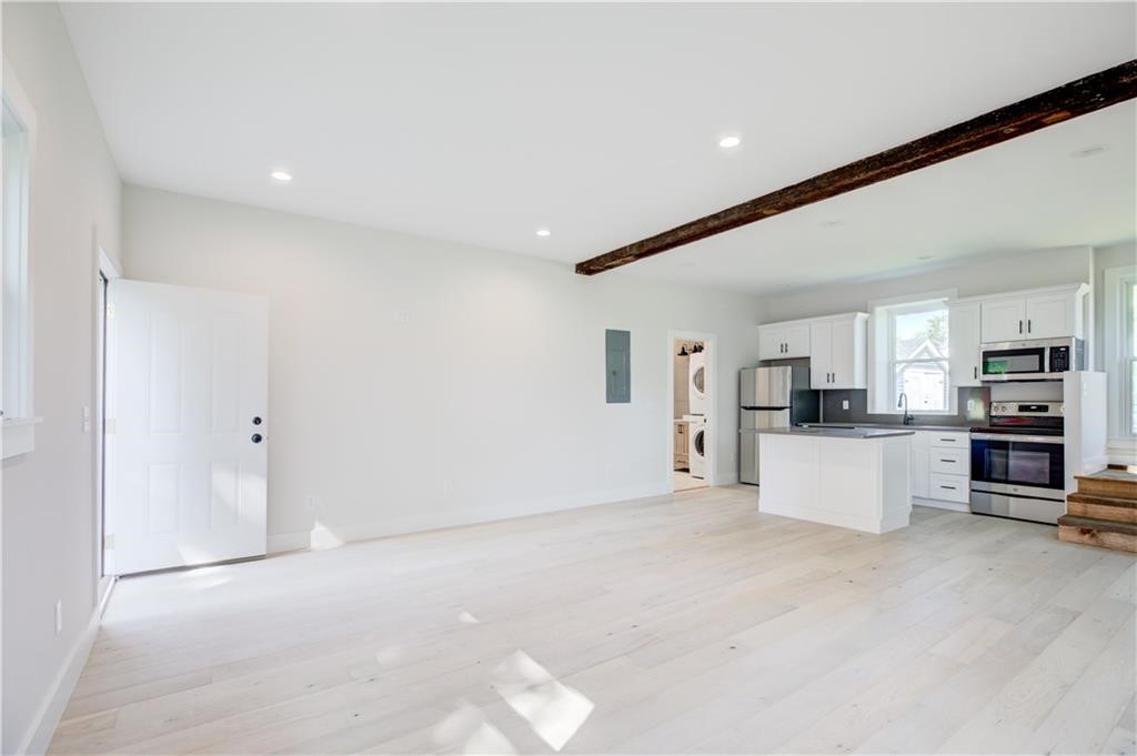 556 East Main Road Middletown, RI 02842 - Photo 2 of 19