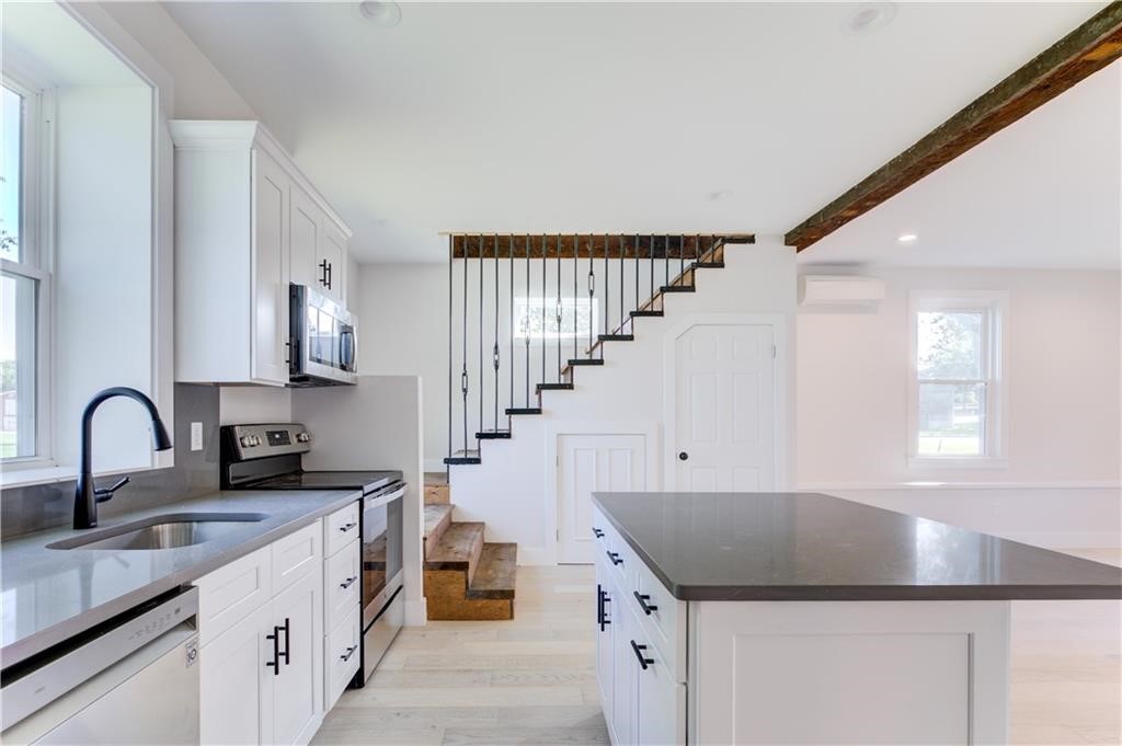 556 East Main Road Middletown, RI 02842 - Photo 4 of 19