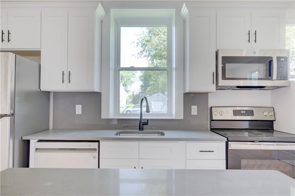 556 East Main Road Middletown, RI 02842 - Photo 5 of 19