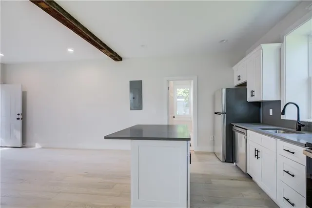 $2,500 | 556 East Main Road, Middletown, RI 02842