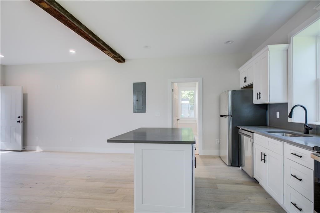 556 East Main Road Middletown, RI 02842 - Photo 6 of 19