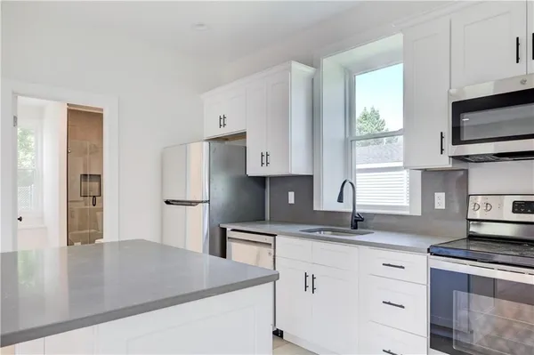 $2,500 | 556 East Main Road, Middletown, RI 02842