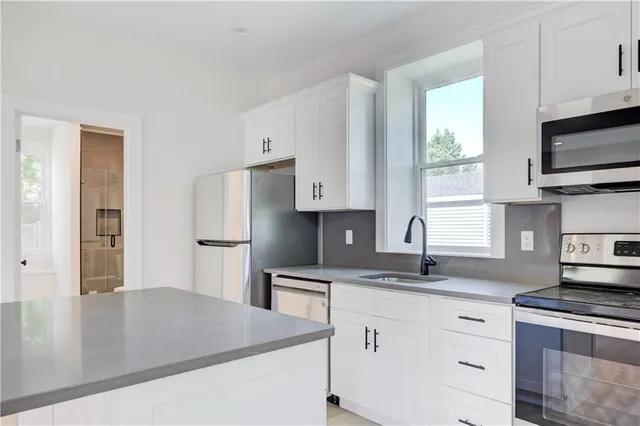 $2,500 | 556 East Main Road, Middletown, RI 02842