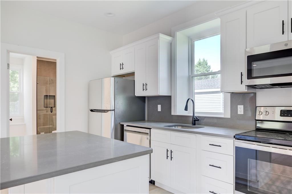 556 East Main Road Middletown, RI 02842 - Photo 7 of 19