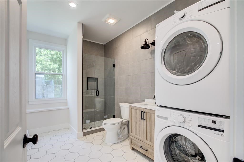 556 East Main Road Middletown, RI 02842 - Photo 8 of 19