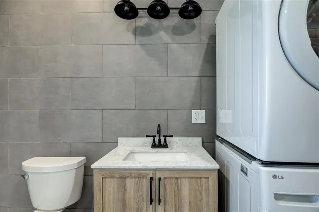 $2,500 | 556 East Main Road, Middletown, RI 02842