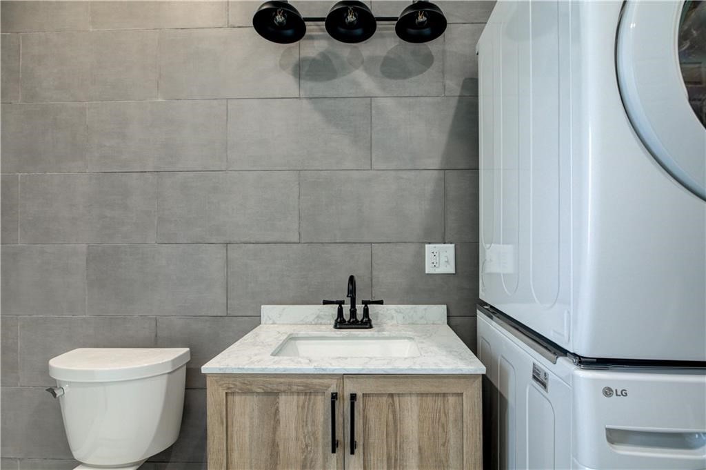 556 East Main Road Middletown, RI 02842 - Photo 9 of 19