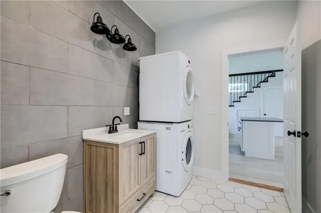 $2,500 | 556 East Main Road, Middletown, RI 02842