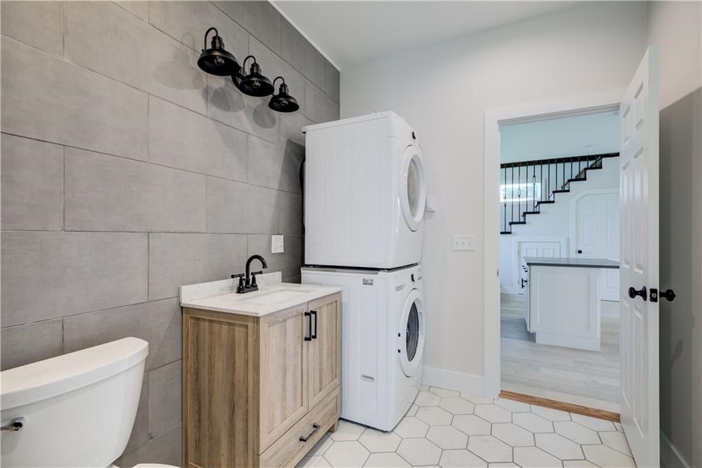 556 East Main Road Middletown, RI 02842 - Photo 10 of 19