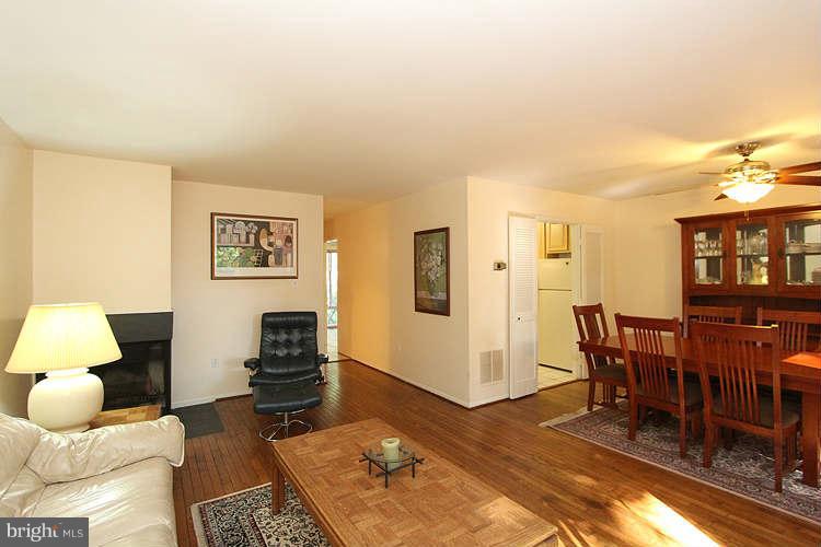 2045 Chadds Ford Drive Reston, VA 20191 - Photo 11 of 30 Living Room