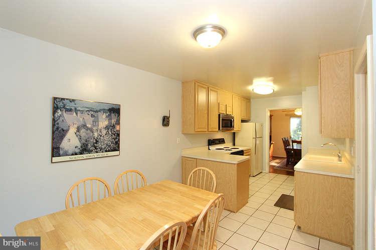 2045 Chadds Ford Drive Reston, VA 20191 - Photo 4 of 30 Kitchen