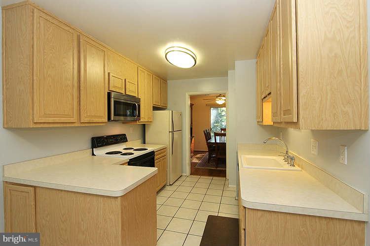 2045 Chadds Ford Drive Reston, VA 20191 - Photo 6 of 30 Kitchen