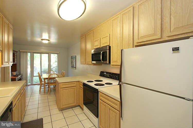 2045 Chadds Ford Drive Reston, VA 20191 - Photo 7 of 30 Kitchen