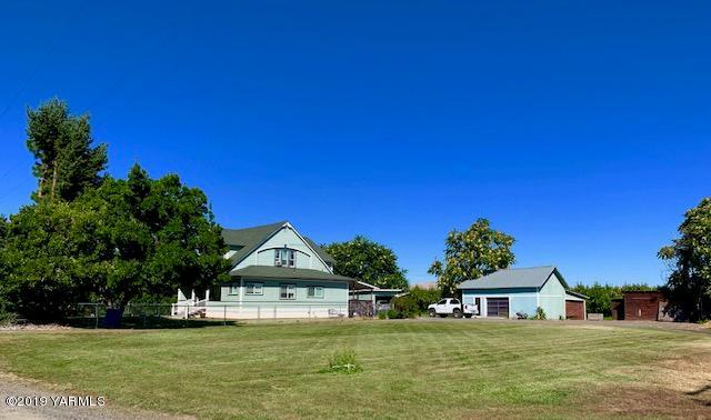 341 Heikle Road Wapato, WA 98951 - Photo 2 of 29 a view of a house with a big yard