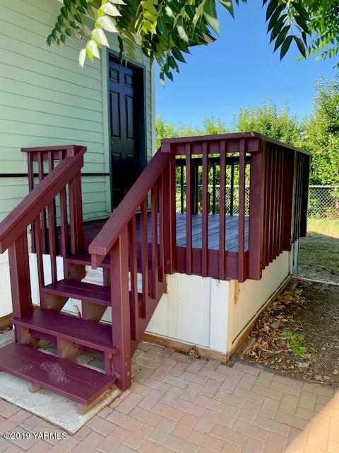 341 Heikle Road Wapato, WA 98951 - Photo 13 of 29 a view of stairs and a yard with wooden fence