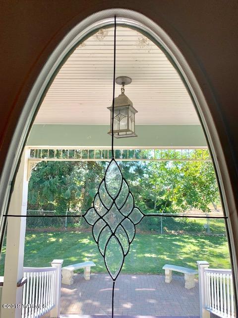 341 Heikle Road Wapato, WA 98951 - Photo 14 of 29 a glass window with a yard