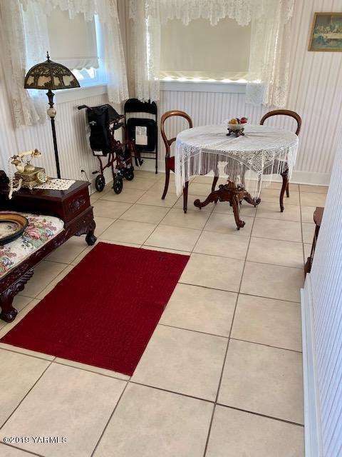 341 Heikle Road Wapato, WA 98951 - Photo 16 of 29 a view of a dining room with furniture and chandelier