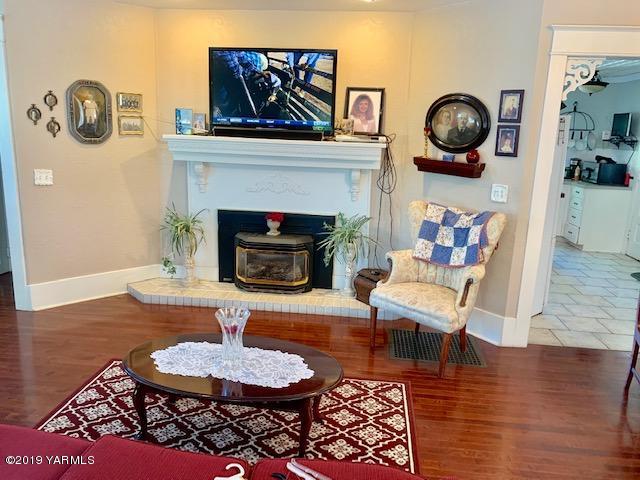 341 Heikle Road Wapato, WA 98951 - Photo 18 of 29 a living room with furniture a clock and a fireplace