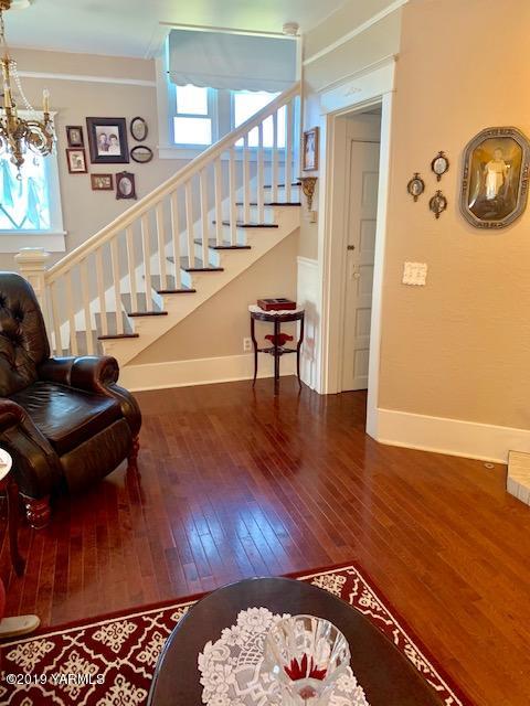 341 Heikle Road Wapato, WA 98951 - Photo 19 of 29 a hallway with wooden floor