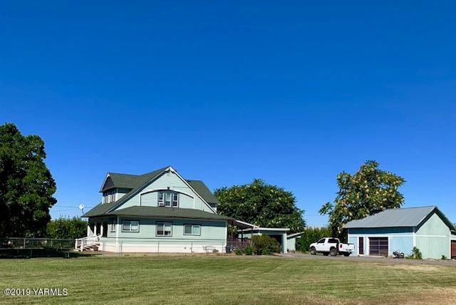 341 Heikle Road Wapato, WA 98951 - Photo 3 of 29 a front view of a house with a garden