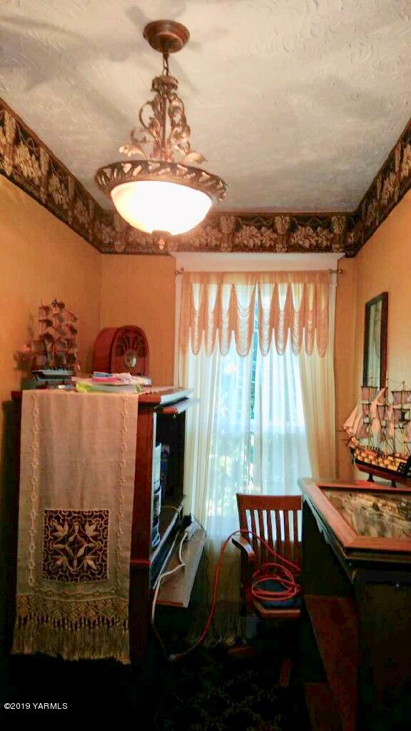 341 Heikle Road Wapato, WA 98951 - Photo 23 of 29 a room with furniture and a window